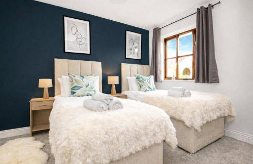 Detached House - Prime Location - Free Parking, Fast Wifi and Smart TVs with Sky TV and Netflix by Yoko Property - Photo 5