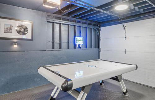 Spacious Modern Retreat w Game Room and Yard - Foto 48