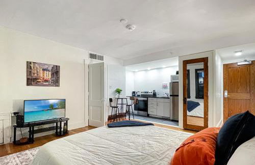 Quiet Studio on Grand - Downtown DSM! - Photo 1