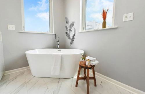 HostWise Stays - The Charlotte - Rooftop patio, Garage Parking, Prime Location, Large 3 Story Home - Foto 30