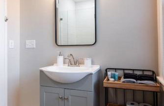 2BR Haven: Remodeled Gem! - Foto 37