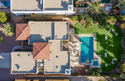 Pool + Hot Tub, Yard, Games Chic Midcentury Design Painted Sand by Avantstay - Foto 58