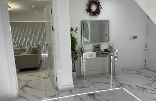 Modern 4 Bedroom Stylish Villa with out-door Hot Tub - Foto 9