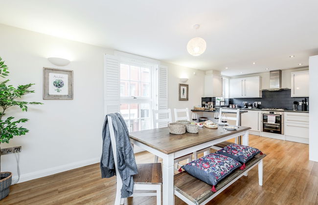 Large Apartment near Windsor Castle - Photo 5