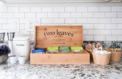 Stylish Modern Farmhouse wYard 10 mins from DT - Foto 53