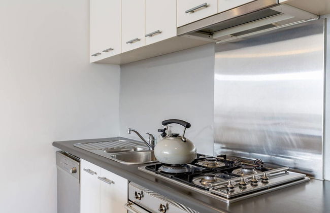 Mika, 2bdr Fitzroy pad With Secure Parking - Foto 9