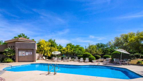 Mountain-view condo with incredible sunset views, pool, hot tub & grill - Foto 2