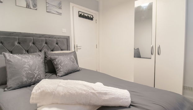 London Apt - Sleeps 4 - Parking - Wifi - Foto 2, Quarto