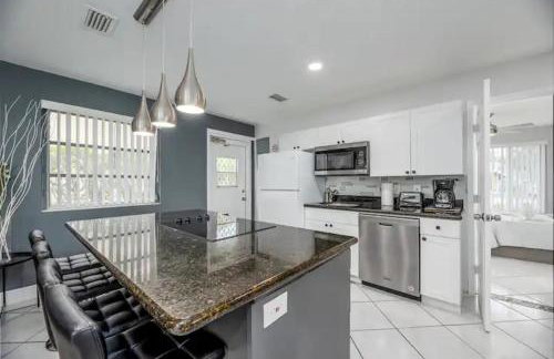 Cozy Getaway with Pool and Putting Green Unit 1 - Foto 6