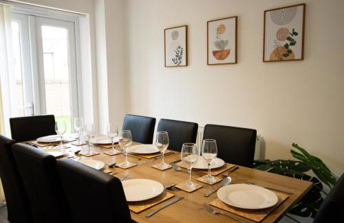 5 Bedroom House - Sleeps 10 - Parking - Trowbridge - Foto 4