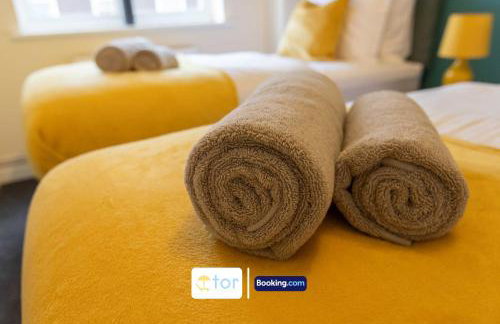 Large 2 Bedroom Apartment By The One Retreats Short Lets & Serviced Accommodation Horley Close To Gatwick Airport - Foto 7