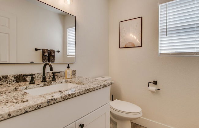 Upgraded 4-bdrm Beautiful Home W/pool! - Foto 30