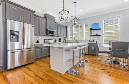 Spacious 5BR Urban Retreat with Balcony & Pool - Foto 6