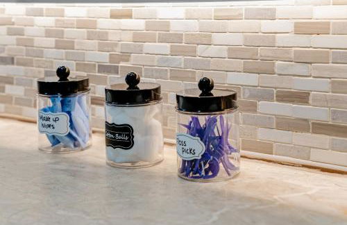 Luxe by Jenn - 3BR Retreat with Heated Pool - Photo 2