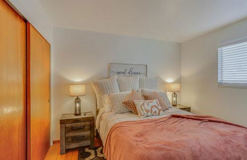 11 Mi to Burney Falls Charming Home with Fireplace - Foto 13