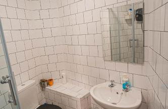 Private and Spacious 2 Bedroom House - Free Parking! - Foto 6