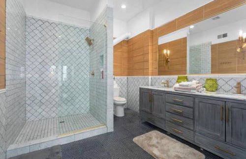 3 Bedroom Penthouse Downtown Close to Everything - Photo 24