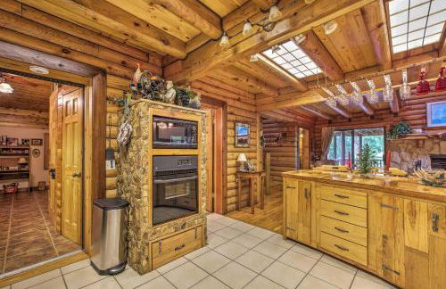 Log Cabin Sanctuary in Inverness with Furnished Deck - Foto 8