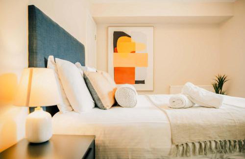 Stylish 2 Bed City Centre Apartment with Parking - Photo 21