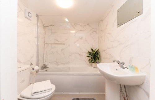 Spacious 4BR Home Walk to Station Parking - Pass the Keys - Foto 37