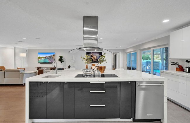 Luxe 4BR Waterfront w Htd Pool 5min to Beach - Foto 16