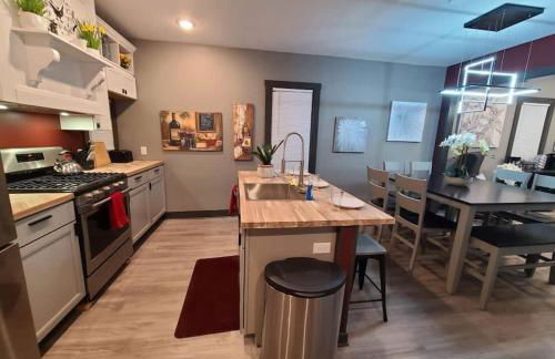 King Bed In Main Floor - Downtown Vacation Rental - Foto 49