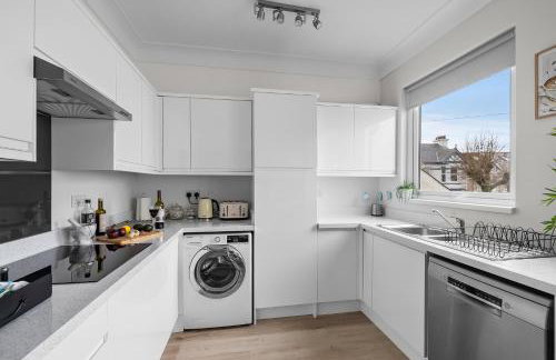 Substantial 5 bedroom townhouse with disabled access apartment, private off road parking space with EV point from 15th April 26, jaccuzi bath, Netflix and Wifi, near Argyle, boutique shops eateries and pubs - Foto 61