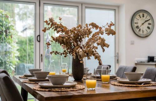 Pass The Keys Picture Perfect Haven in Didsbury Village - Free Parking & EV Station - Photo 18