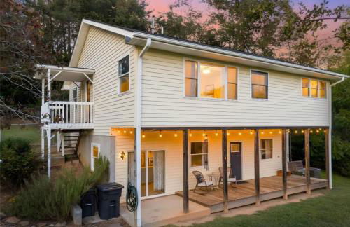 Harmony House - cozy, private mountain home, with firepit and pool table, located 10 minutes from Tryon Equestrian Center, Lake Lure, Local Wineries, and wedding venues - Foto 6