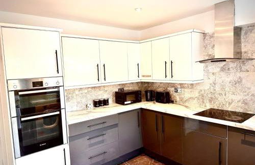 Cosy and spacious Home -Free parking, Free WiFi- sleeps 5 by FINNA Properties Ltd - Foto 16