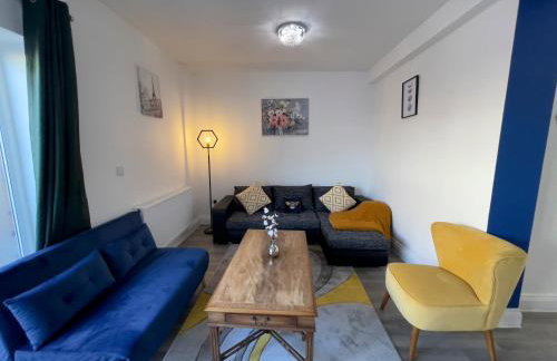 Elegant 3-bed apartment with FREE onsite PARKING in Enfield - Out door Patio - Big savings on Longer Stays - Photo 27