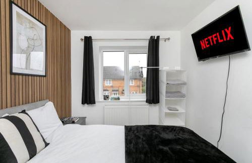 Large 4 Bed House - Long Stays Welcome - Smart TVs in Each Bedroom - Parking - Wifi - Foto 2