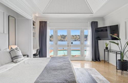 Stunning Waterfront Mansion with Pool and Hottub - Foto 35