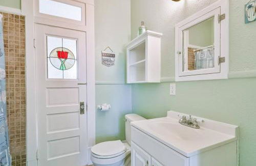 Coastal Blue Beach House with 3 Bedrooms and Just off the Seawall - Foto 9