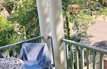 4BR 3 BA HUGE, Balcony, Cemetery, Streetcar sleeps 8! - Photo 54