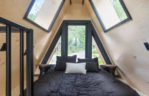 Designer A-Frame Treehouse with hot tub on river - Foto 25