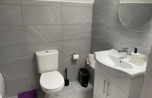 Orchid Lodge - Two Bed Generous Flat - Parking, Netflix, WIFI - Close to Blenheim Palace & Oxford - F4 - Photo 41