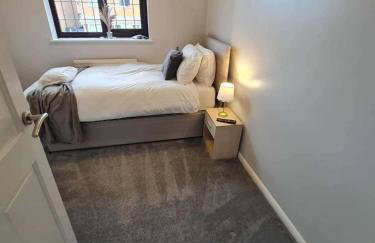 Spacious 4 Bedroom House in Corby Sleeps 9 Parking - Foto 12