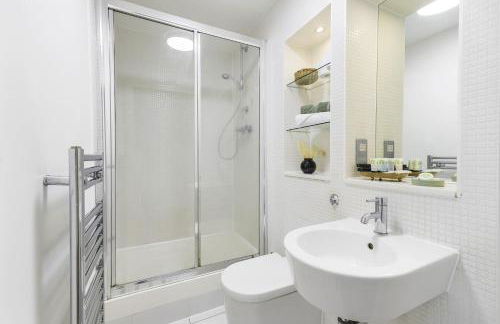 Elegant 2-Bedroom Apartment with Balcony - Foto 12