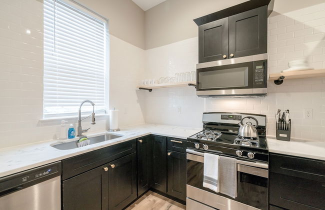 Designer Townhome 2 of 3 Left Side - JZ Vacation Rentals - Photo 9