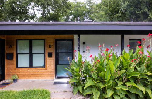 Luxe Retreat, Modern Gem with Private Backyard Oasis - Foto 50