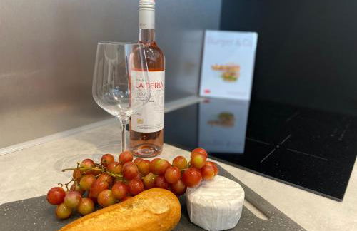 Groß, modern, vollausgestattet, gemütlich mit Küche und Parkplatz für Urlaub oder Business - Foto 21