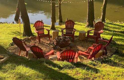 Beautiful Waterfront with Dock Firepit Hot tub - Foto 4