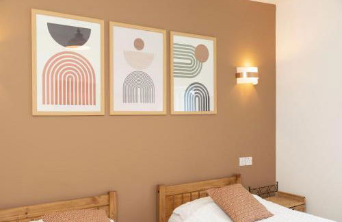 Sleeps 6. Free Wifi. Free Parking central location. - Photo 47