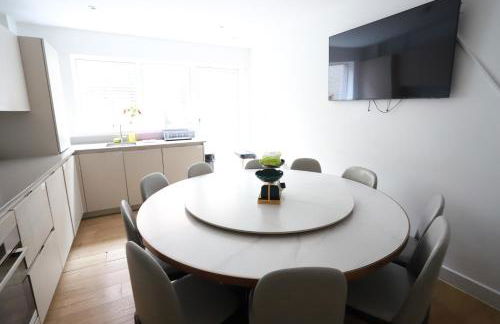 Spacious 3-Story Retreat with Rooftop Terrace and Modern Amenities - Foto 11