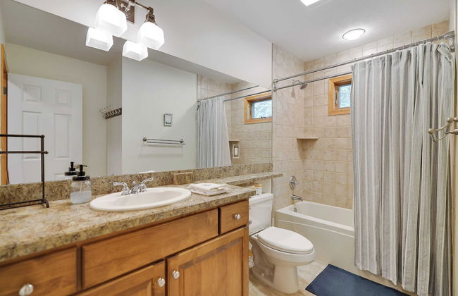 Elk Hollow by Avantstay Lakefront Chalet w/ Game Room & Fire Pit - Photo 41