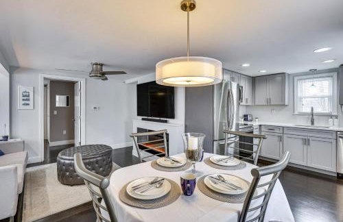 Modern Terryville Cottage with Deck and Lake View! - Foto 2