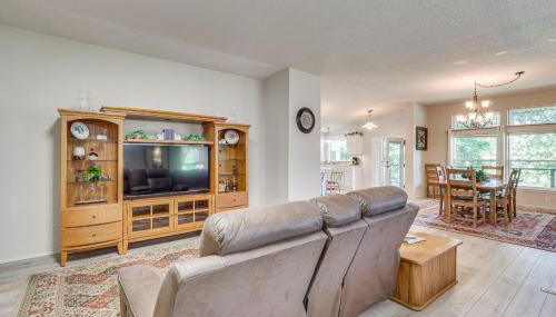 Waterfront Shady Cove Home with Fishing Deck! - Foto 5