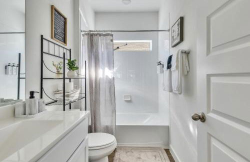 Stylish 4BR Family Home with Game Room and Backyard - Foto 11