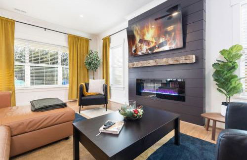 Bancroft Bungalow - Hot Tub, Fire Pit - Near Uptown - Foto 1